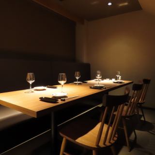 For medium-sized banquets, reunions, launch parties, etc., table seating is available for up to 16 people.