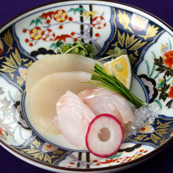 旬を味わう「季節の小皿料理」を和モダンが息づく落ち着きの空間で愉しむ…。