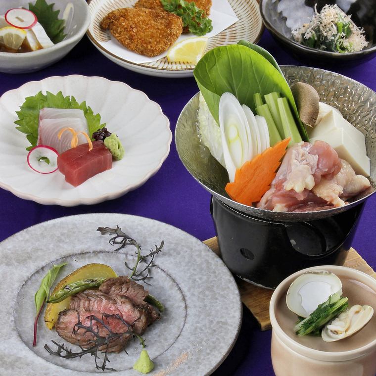 木の温もりと間接照明が織りなす落ち着いた雰囲気で接待や宴会、大切な日にも是非