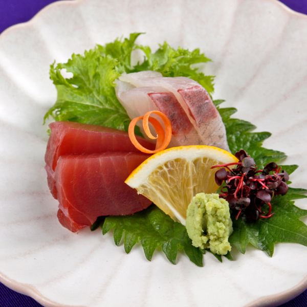 旬を味わう「季節の小皿料理」を和モダンが息づく落ち着きの空間で愉しむ…。