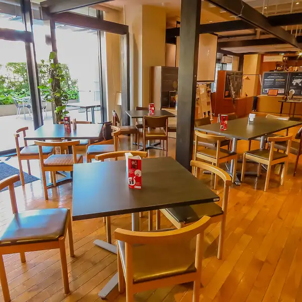 【開放的なテラス席に目でも楽しめるギャラリーブース】当店には神戸牛の鉄板焼きステーキが楽しめるカウンター席の他、開放的なテラス席やギャラリーブースもご用意しております。浅草の喧騒を離れ、落ち着いた雰囲気の中美食を堪能。こちらの席では、神戸牛を使用した自慢のステーキがお楽しみいただけます。