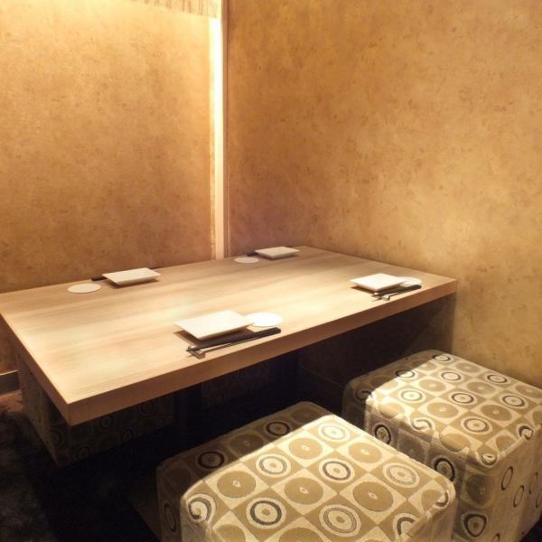 We also have private rooms for small groups of 2 to 4 people.It is a private space with a calm atmosphere, so it is recommended for entertainment, face-to-face meetings, and drinking parties with friends in Shinagawa.Because it is a completely private room, you can spend your time slowly without worrying about the line of sight around you.Enjoy the seafood and Japanese cuisine that we are proud of at a higher-grade private room izakaya and overnight.