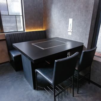 落ち着いた雰囲気のテーブル席は、程よい距離感で会話を楽しめる上質な空間。2名での食事から4名様でのご利用まで、ゆったりとくつろいでお過ごしいただけます。