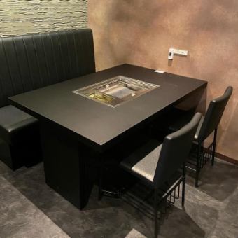 落ち着いたトーンで統一された4名掛け個室は、2名での記念日利用にも最適な上質空間。適度な広さと安心感があり、静かに語り合いながらお食事を楽しみたい方におすすめです。