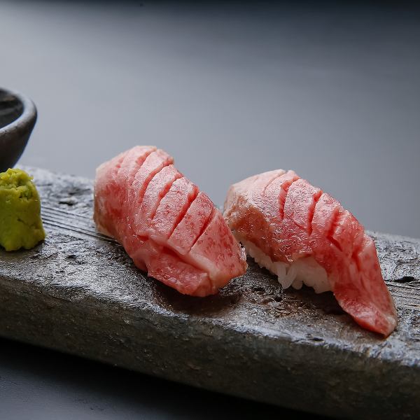 【赤身の旨みを引き立てる上品な味わい】黒毛和牛の肉寿司 2カン1,100円(税込)