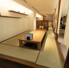 Spacious tatami seating for 6 to 8 people