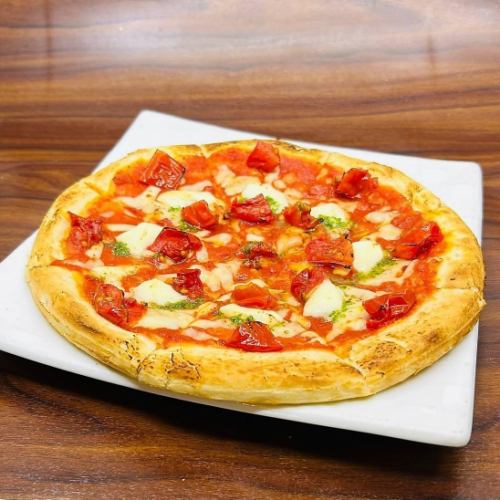 【京○名物】モッツァレラとドライトマトのピザ