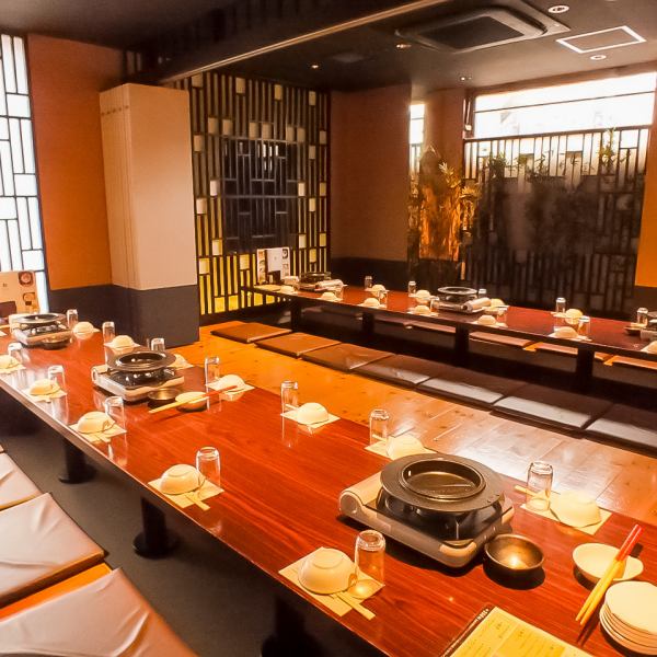 大人数での会社宴会からプライベートな少人数での飲み会まで、様々なシーンでお楽しみいただける広々とした個室席をご用意しております。各種飲み放題コースも豊富に揃えておりますので、美味しい料理と旨い酒をくつろぎの空間でご堪能ください。