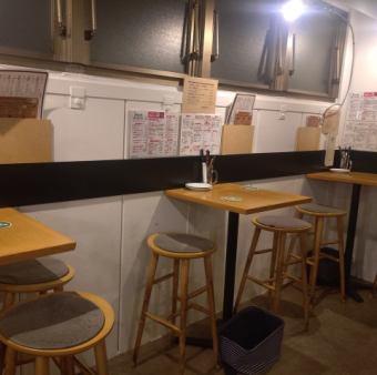 バーカウンターのようなの高さのハイテーブル、ハイチェアのお席です！