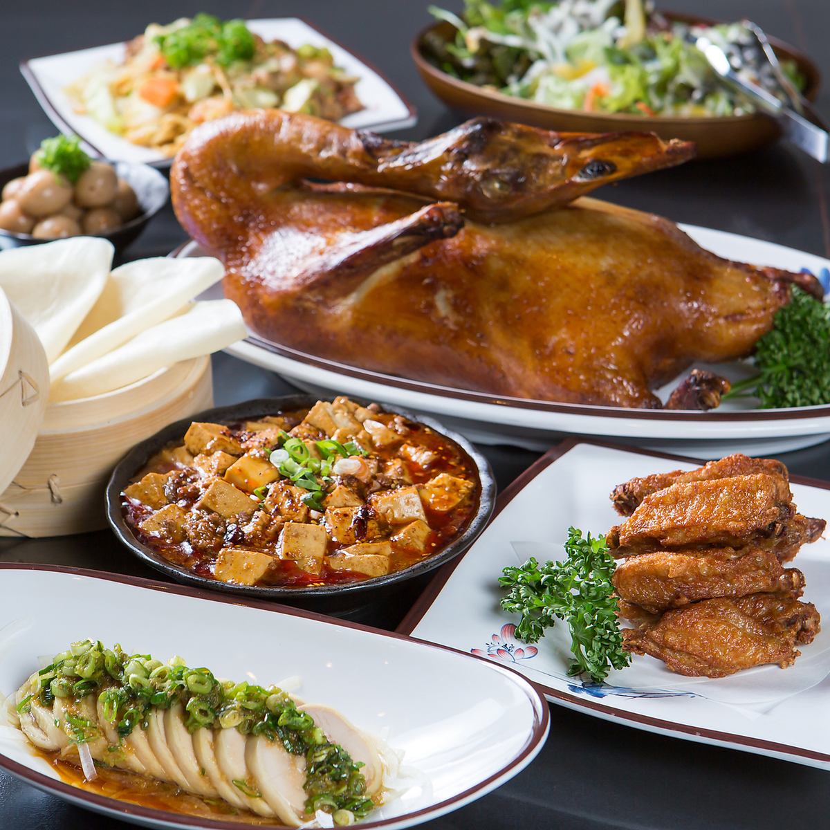 除了中國菜，您還可以悠閒地享用各種菜餚和酒精飲料。