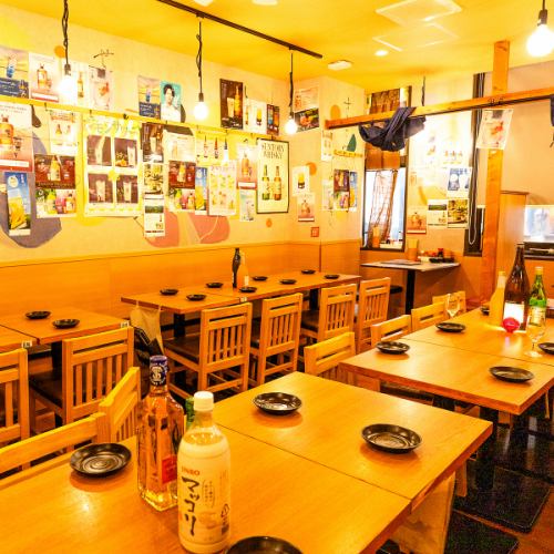 【少人数宴会にも◎落ち着いたテーブル席をご用意♪】3名様~4名様向けのテーブル席は、会社帰りの飲み会やご友人との語らいの場にぴったり！静かにゆったり過ごせる空間で、美味しい料理とともに上野の夜を満喫していただけます。ご利用シーンに合わせて、その日一番快適なお席をご案内いたします。