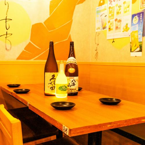 【ふかふかソファでリラックス◎自宅のようにくつろげる空間】まるで自宅のリビングにいるかのような、ゆったりソファ席を完備♪落ち着いた照明と心地よい空間の中で、選び抜かれた“大山鶏”や“京紅地鶏”の炭火焼き鳥（1本100円～）や、名物『鶏餃子＆黒豚餃子』をじっくり堪能。