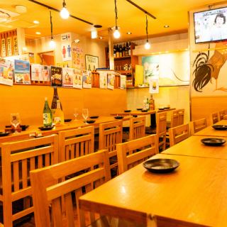 【最大70名様までOK◎広々空間で宴会に最適】温もりある木目調の空間で、ゆったりとご宴会を♪2.5時間飲み放題付きコースは2480円～と高コスパ◎会社宴会・打ち上げ・同窓会・各種パーティーなど幅広いシーンに対応可能！名物の『炭火焼き鳥』『鶏餃子＆黒豚餃子』をはじめ、高品質×低価格の料理がズラリ♪