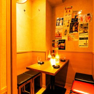 【12名~20名様対応◎完全個室でゆったり宴会♪】気心知れた仲間と、特別なひとときを過ごすなら当店へ！選び抜かれた“大山鶏”と“京紅地鶏”の炭火焼き鳥や、名物『鶏餃子＆黒豚餃子』を囲みながら美酒と共に盛り上がる◎空間は木の温もりとスタイリッシュなインテリアで統一♪会話が自然と弾む居心地の良さも魅力です。