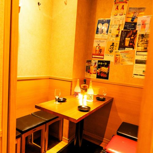 【3～6名様用◎プライベート重視の個室席完備♪】特別な日やご友人との語らいにぴったりな個室空間をご用意！周囲を気にせず、選び抜かれた“大山鶏”や“京紅地鶏”の炭火焼き鳥をはじめ、名物『鶏餃子＆黒豚餃子』など、コスパ最強の逸品を心ゆくまで堪能できます♪お客様の人数やシーンに応じた最適なお席をご案内◎