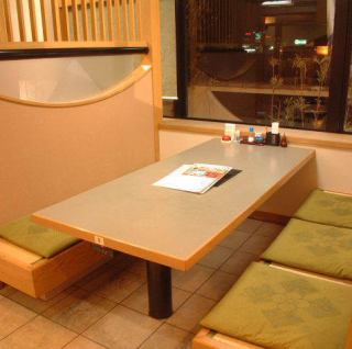 《1F》Table seating where you can relax with your shoes on can accommodate up to 6 people.