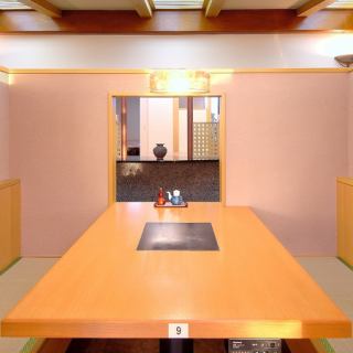 [1F] 日式氛圍的桌席營造出輕鬆的空間。請利用這個機會。
