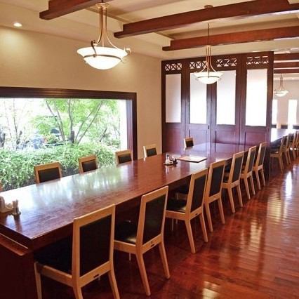 《1F》Table seating in a bright and spacious space can accommodate 26 people.Please take this opportunity to try it for various banquet scenes.※The image is an image