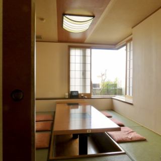 《1F》The tatami horigotatsu-style tatami mat seats create a calming space where you can relax even more.One of the attractions is the comfortable space where you can spend a relaxing time.※The image is an image