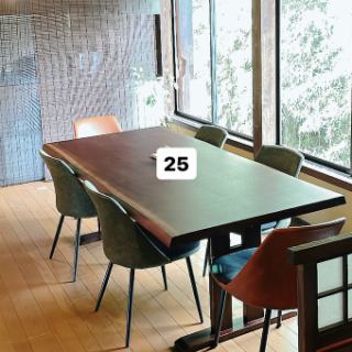 2階のテーブル席です。もともと住居として使われていた古民家をリノベーションしております♪