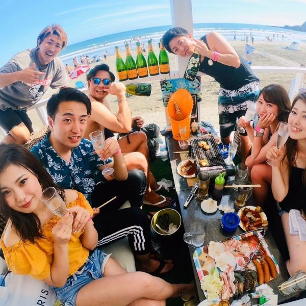 夏の海はサイコ-！！開放感バツグンのテラス席は大人気！夏の太陽を浴び、海を眺めながら、風を感じる！テラス席は友達だけでなく、デートやパーティーでも最高の気分に盛りがること間違いなし！♪♪