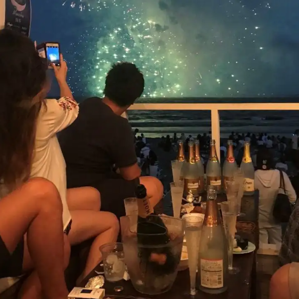 海を一望できるテラス席でお楽しみください♪仲間同士やカップルで、まったり寛いでみてはいかが？絶好のロケーションと、居心地の良い空間をご用意してお待ちしております♪<海の家だけのご利用も可能です◎>お一人様1500です♪2025年は花火大会も楽しめる！ご予約はお早めに♪