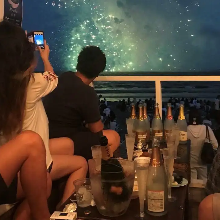 夜の由比ヶ浜で最高の思い出を♪2025年花火大会も開催！