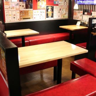 店内を少し入ったところにあるお席です。2名様から最大で15名様前後でお使い頂けるスペースです。
