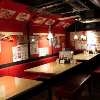 店内奥の席です。2名様～最大15名様ほどでお使い頂けるお席です。