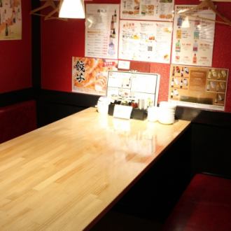店内の奥のお席です。仕切りで区切られた、半個室席です。