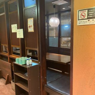 店内はテーブル席をご用意！お子様連れもお客様をはじめ、大人数でのご来店も大歓迎です！美味しい料理とお酒を心ゆくまでお楽しみ下さい！