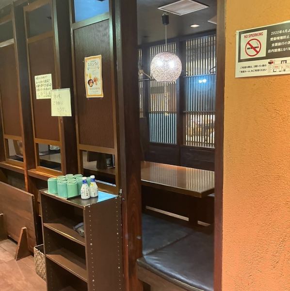店内は、和の温もりを感じる落ち着いた空間に、ゆったりとくつろげるテーブル席を多数ご用意しております◎仕切りを設けることで、周りを気にせずお食事を楽しんでいただけます。お子様連れのご家族から、会社の同僚との飲み会まで、様々なシーンでご利用いただけます♪