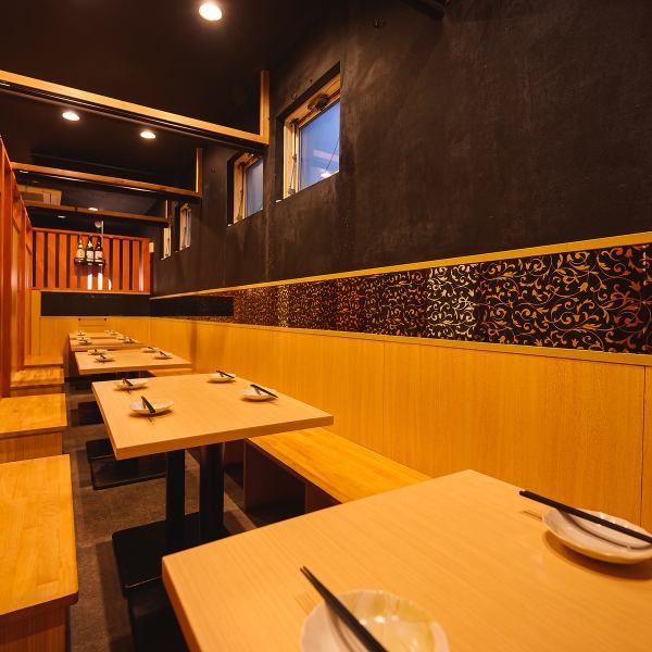 【会社宴会・プライベートの飲み会に◎半個室テーブル席2名様～】和の趣き溢れる店内は大人の為の落ち着いた雰囲気となっております。2名様～ご利用可能なテーブル席は少人数から中規模・大規模のご宴会でご利用頂けます。新鮮な鮮魚やこだわりの地鶏や黒毛和牛・農家野菜を使った野菜巻きなどを是非お楽しみください。