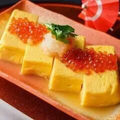 出汁が溢れる出汁巻玉子～イクラのせ