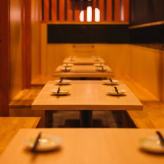和の趣き溢れる店内は大人の為の落ち着いた雰囲気となっております。2名様でご利用可能なテーブル席は日本橋での接待や女子会、合コンなど各種宴会に最適なプライベート個室空間♪お得な宴会コースプランもご予算に合わせて3000円~ご用意。誕生日や記念日にお得なサプライズ特典もご用意しております。