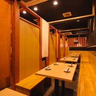 和の趣き溢れる店内は大人の為の落ち着いた雰囲気となっております。6名様でご利用可能なテーブル席は日本橋での接待や女子会、合コンなど各種宴会に最適なプライベート個室空間♪お得な宴会コースプランもご予算に合わせて3000円~ご用意。誕生日や記念日にお得なサプライズ特典もご用意しております。