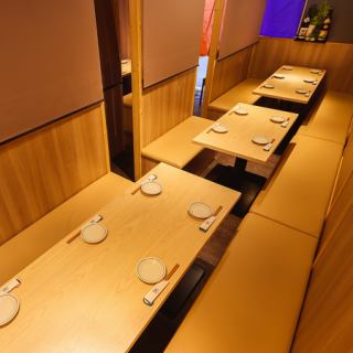 和の趣き溢れる店内は大人の為の落ち着いた雰囲気となっております。8名様でご利用可能なテーブル席は日本橋での接待や女子会、合コンなど各種宴会に最適なプライベート個室空間♪お得な宴会コースプランもご予算に合わせて3000円~ご用意。誕生日や記念日にお得なサプライズ特典もご用意しております。