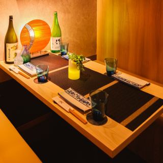 和の趣き溢れる店内は大人の為の落ち着いた雰囲気となっております。12名様でご利用可能なテーブル席は日本橋での接待や女子会、合コンなど各種宴会に最適なプライベート個室空間♪お得な宴会コースプランもご予算に合わせて3000円~ご用意。誕生日や記念日にお得なサプライズ特典もご用意しております。
