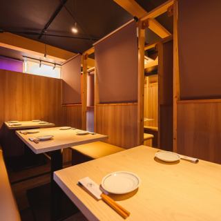 和の趣き溢れる店内は大人の為の落ち着いた雰囲気となっております。2名様~50名様までご利用可能な半個室席は日本橋での接待や女子会、合コンなど各種宴会に最適なプライベート個室空間♪お得な宴会コースプランもご予算に合わせて3000円~ご用意。誕生日や記念日にお得なサプライズ特典もご用意しております。