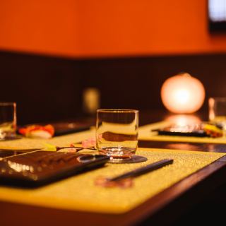 和の趣き溢れる店内は大人の為の落ち着いた雰囲気となっております。1Fフロアは30名様までの貸切可能！の日本橋での接待や女子会、合コンなど各種宴会に最適なプライベート個室空間♪お得な宴会コースプランもご予算に合わせて3000円~ご用意。誕生日や記念日にお得なサプライズ特典もご用意しております。