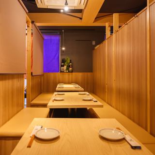 和の趣き溢れる店内は大人の為の落ち着いた雰囲気となっております。2Fフロアは50名様までの貸切可能！の日本橋での接待や女子会、合コンなど各種宴会に最適なプライベート個室空間♪お得な宴会コースプランもご予算に合わせて3000円~ご用意。誕生日や記念日にお得なサプライズ特典もご用意しております。