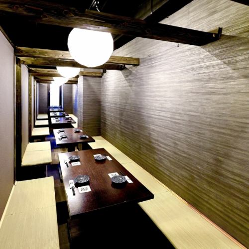 <p>【最大24名様までご利用可能半個室のお席】落ち着いた雰囲気の店内はテーブル席・個室のお席有！2名様からもご利用いただけるので、デートや少人数でのご利用も大歓迎です。ご宴会には嬉しい3時間飲み放題付コースが3500円からございますので、用途に合わせてお使いください！幹事無料クーポン有◎</p>