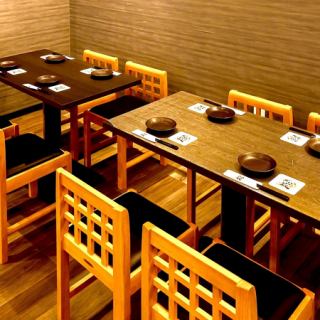 和の趣き溢れる店内は大人の為の落ち着いた雰囲気となっております。2名様でご利用可能なテーブル席は日本橋での接待や女子会、合コンなど各種宴会に最適なプライベート半個室空間♪お得な宴会コースプランもご予算に合わせて3000円~ご用意。誕生日や記念日にお得なサプライズ特典もご用意しております。