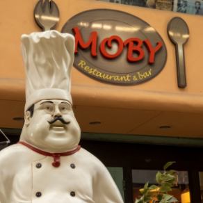 MOBY 아저씨가 맞이! 사진 촬영 스포트! MOBY 아저씨와 함께 촬영하면 좋은 일이 있다든가, 없다든가 ♪ 만남 장소의 점유율에도 〇 만남에도 〇 점내에서 즐긴 후의 사진 촬영에서도 ◎ 1 층 55 좌석, 2층 80석입니다.전석 135석입니다