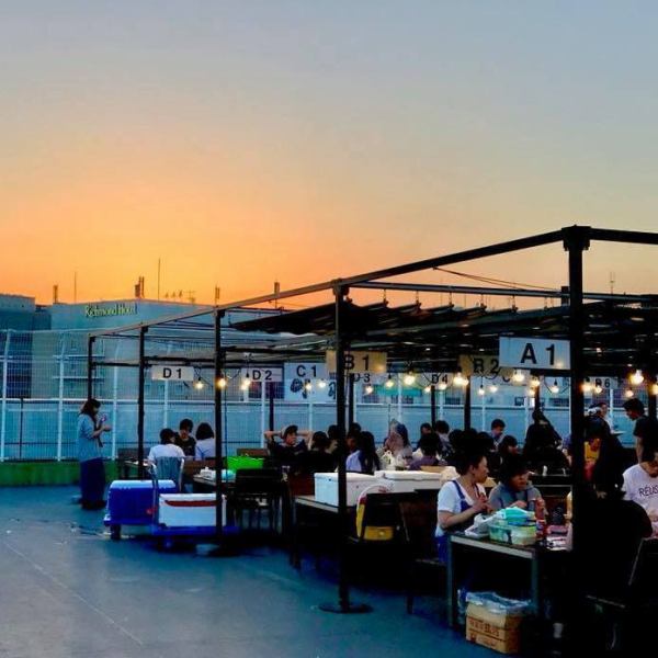[BBQ Babe Para] Located on the 6th floor of the Daimaru rooftop, you can enjoy BBQ with a beautiful sunset in the background on sunny days ★ BBQ with a draft beer in hand while feeling the unique outdoor breeze ♪ A very luxurious time ♪