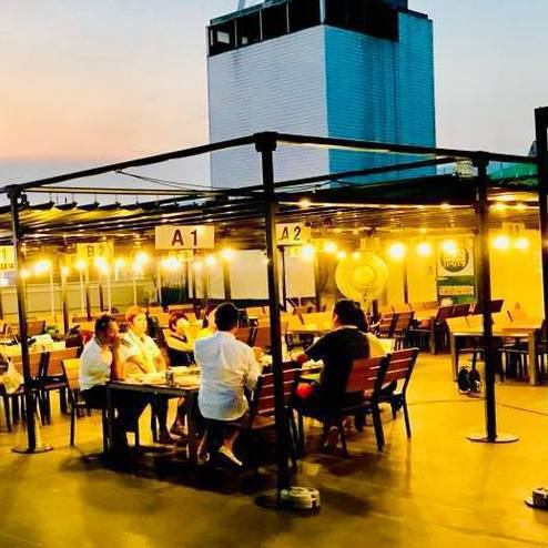 A BBQ venue filled with the smell of charcoal grilling! Enjoy while feeling the night breeze!