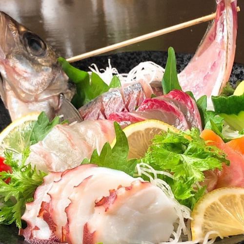 Of course, we also have delicious sashimi from Nagasaki!