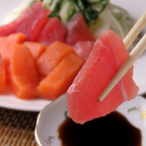 種類豊富な刺身の盛り合わせお酒と一緒にご堪能ください♪