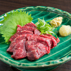 見た目にも美しい馬刺しは、鮮やかな赤色が食欲をそそる