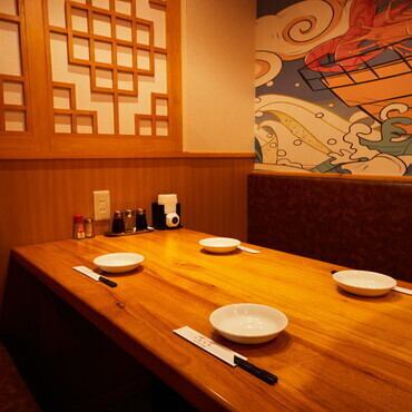 We have private rooms available that can accommodate from 4 people up to a maximum of 20 people! You can enjoy a large banquet with everyone! Why not spend a special time in a spacious space decorated with Japanese-style wallpaper? You can enjoy a memorable moment in a private space!